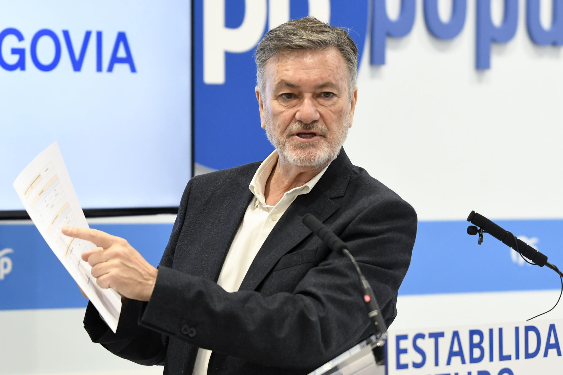 Imagen de archivo (12/05/2025) del vicepresidente primero de las Cortes de Castilla y León, Francisco Vázquez, durante una rueda de prensa en Segovia. EFE/Pablo Martín