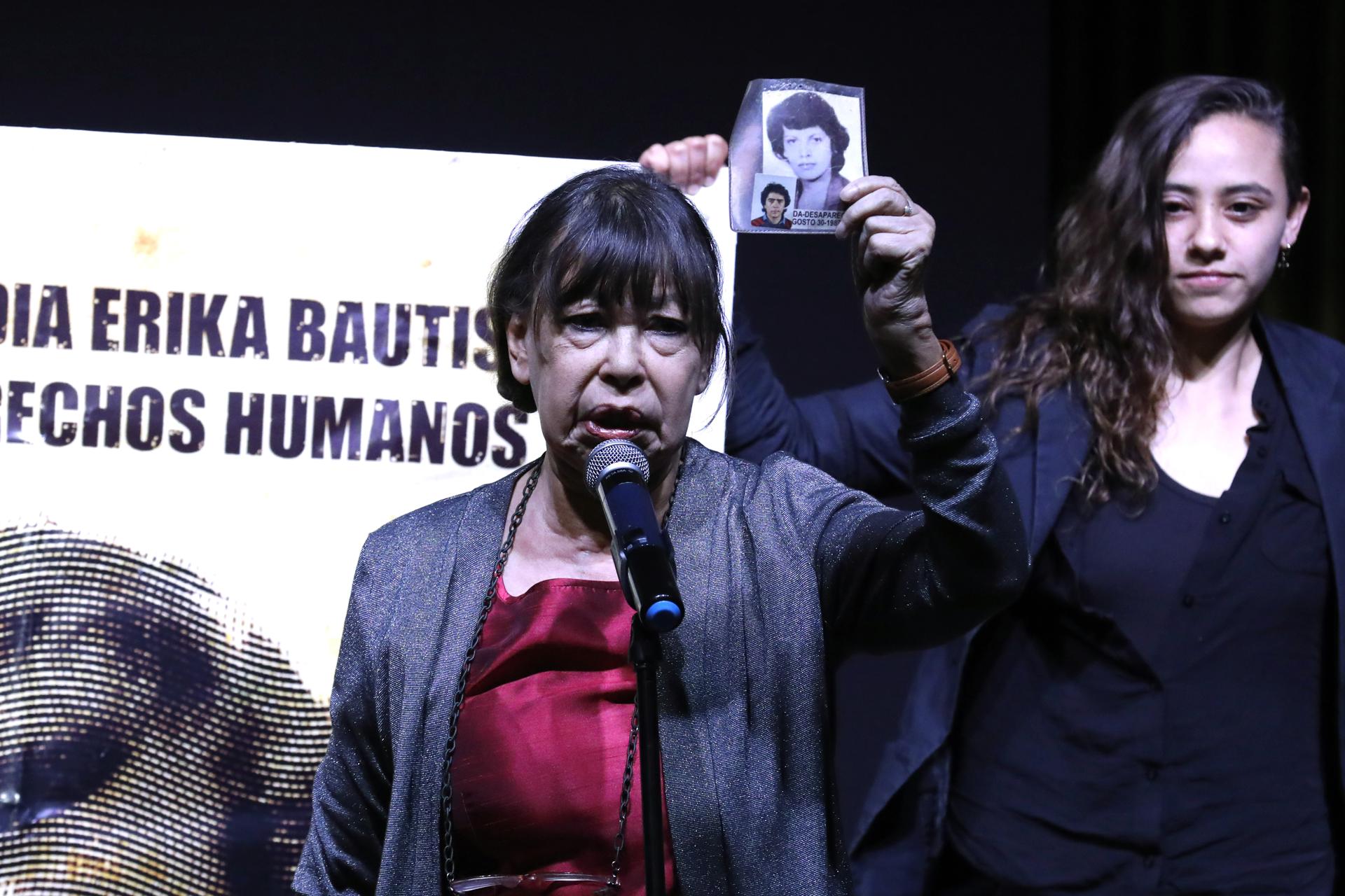 Fotografía del 6 de septiembre de 2023 que muestra a Yanette Bautista (c) hablando luego de recibir el Premio Nacional de Derechos Humanos en Colombia en la categoríaA toda una vida. EFE/ Carlos Ortega