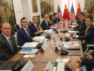 El Secretario del Tesoro de Estados Unidos, Scott Bessent (i), en su reunión con el viceprimer ministro chino chino He Lifeng (2d), este domingo en Madrid. Se trata de la cuarta ronda de negociaciones comerciales que mantienen EEUU y China, tras las celebrados en Ginebra, Londres y Estocolmo, y está previsto que se prolongue hasta el 17 de septiembre.EFE/Tesoro de los Estados Unidos***SOLO USO EDITORIAL/SOLO DISPONIBLE PARA ILUSTRAR LA NOTICIA QUE ACOMPAÑA (CRÉDITO OBLIGATORIO)***