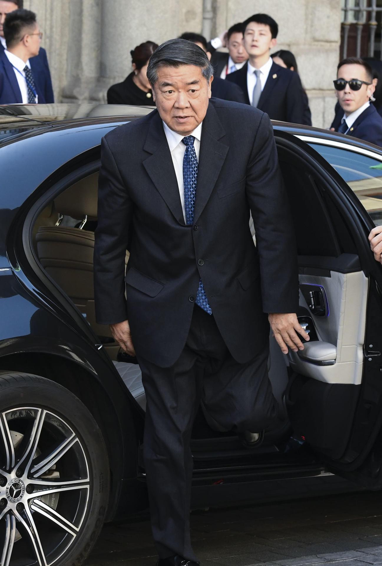 MADRID, 14/09/2025.- El viceprimer ministro chino y jefe de la delegación negociadora, He Lifeng, a su llegada al Palacio de Santa Cruz, en Madrid, donde este domingo delegaciones de Estados Unidos y China intentarán avanzar en su reunión de Madrid para resolver su enfrentamiento por la subida de aranceles decretada unilateralmente por la Casa Blanca, al igual que otros asuntos económicos y comerciales que les dividen, incluyendo el futuro de la aplicación TikTok o la cooperación sobre redes de lavado de dinero. EFE/Víctor Lerena

