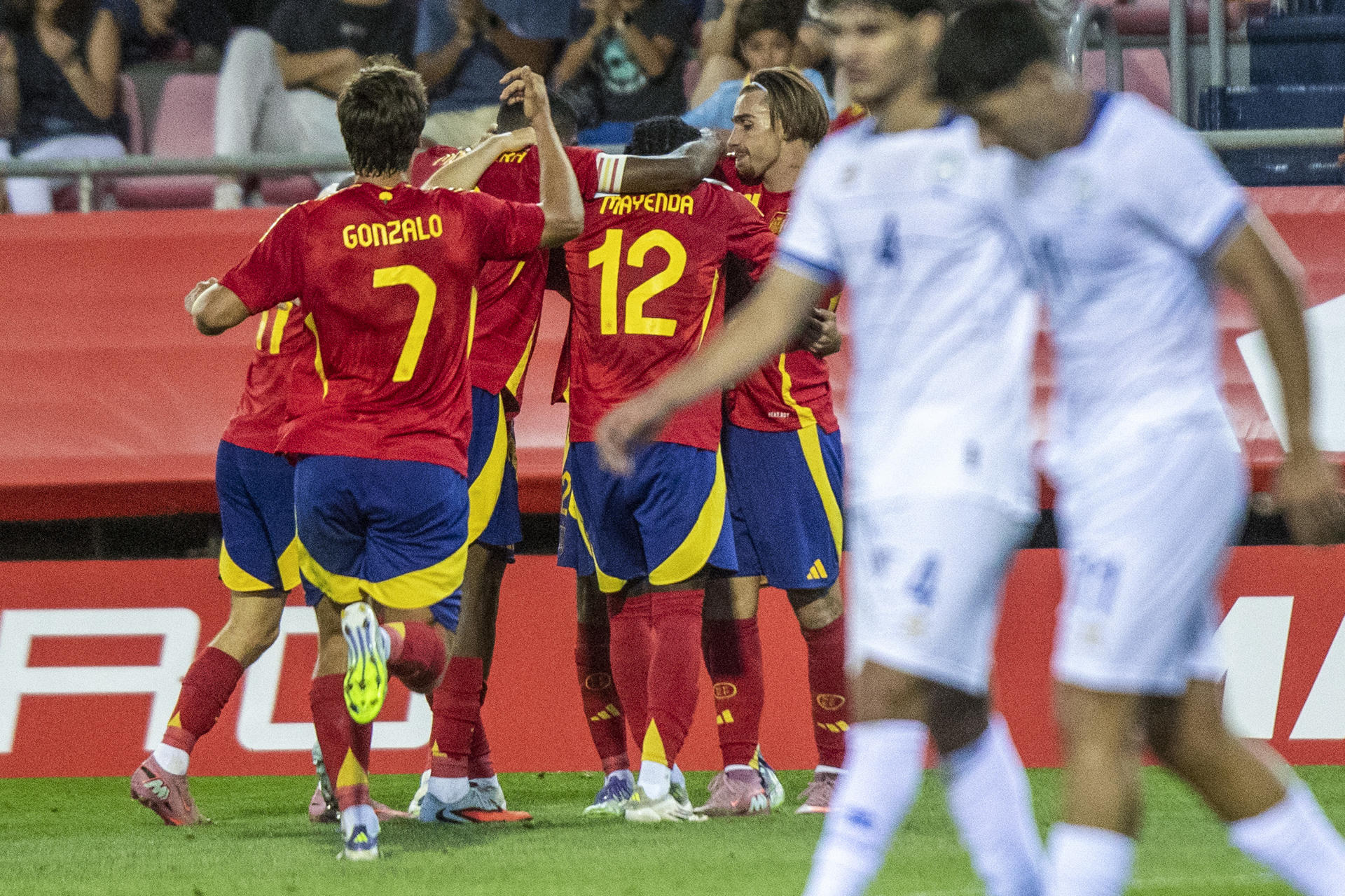 Los jugadores de la selección española sub21 celebran un gol durante el encuentro de clasificación para el Europeo 2027 que disputan hoy viernes en el estadio de Los Pajaritos, en Soria. EFE/ Wifredo García