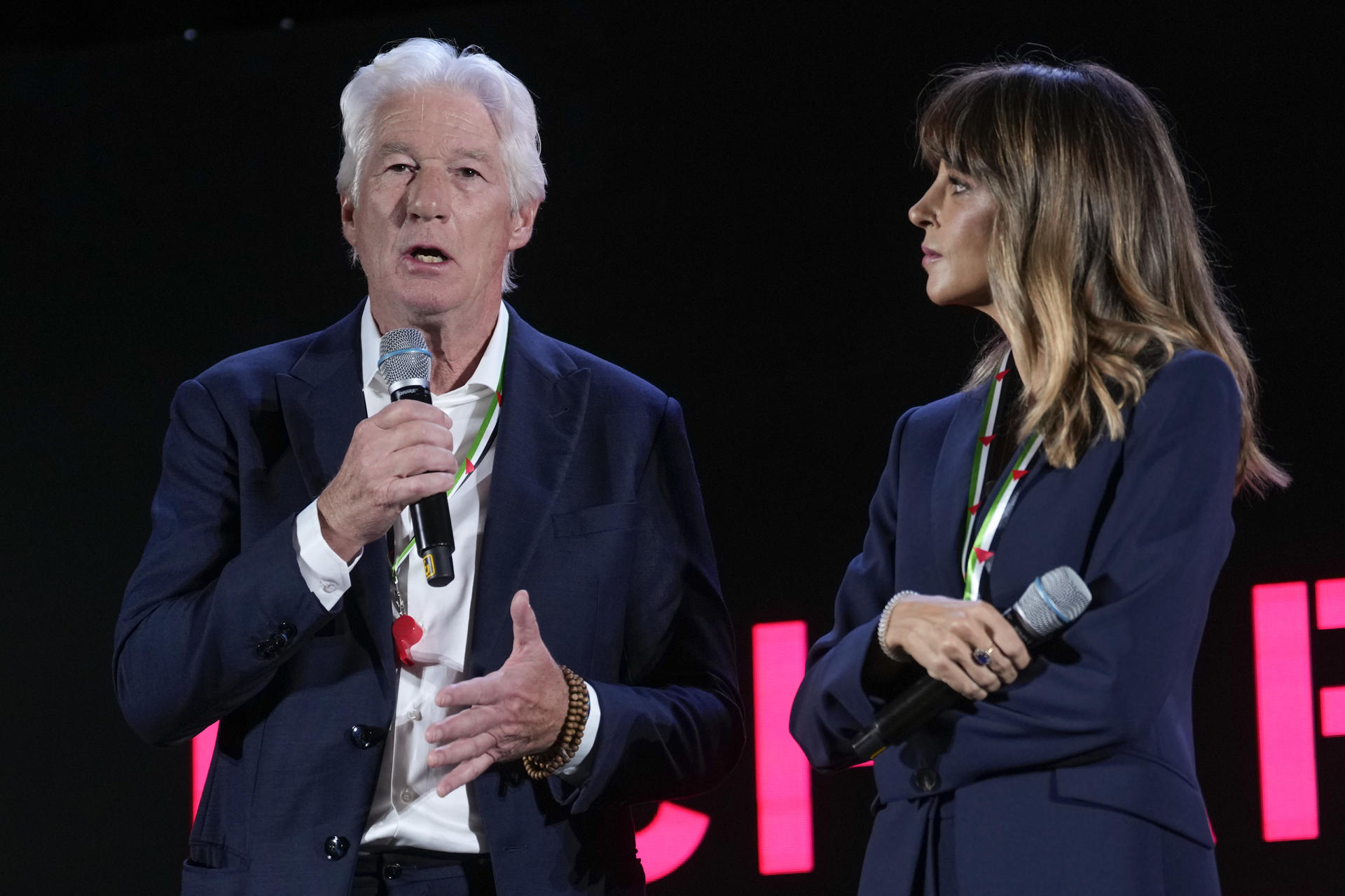 El actor estadounidense Richard Gere y su pareja Alejandra Gere durante el evento ´10 años de Open Arms´ que se celebra hoy lunes en la Llotja de Mar, en Barcelona. EFE / Enric Fontcuberta.
