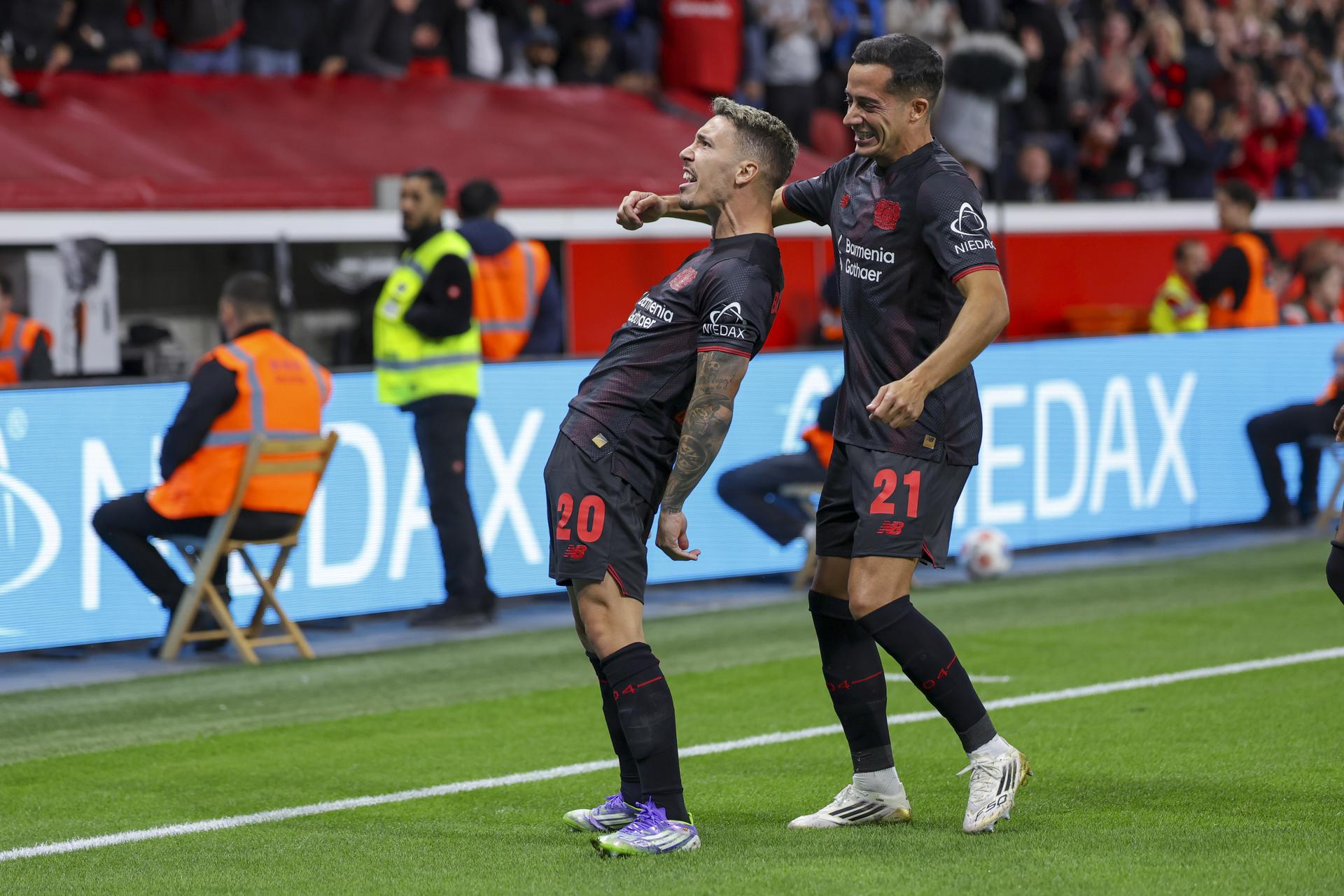 Lucas Vázquez celebra el 1-0 de Alejandro Grimaldo. EFE/EPA/CHRISTOPHER NEUNDORF.