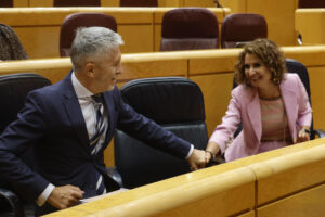 La vicepresidenta primera del Gobierno, María Jesús Montero saluda al ministro de Interior, Fernando Grande Marlaska durante la sesión de control al Gobierno celebrada este martes por el pleno del Senado. EFE/ J.P.Gandul