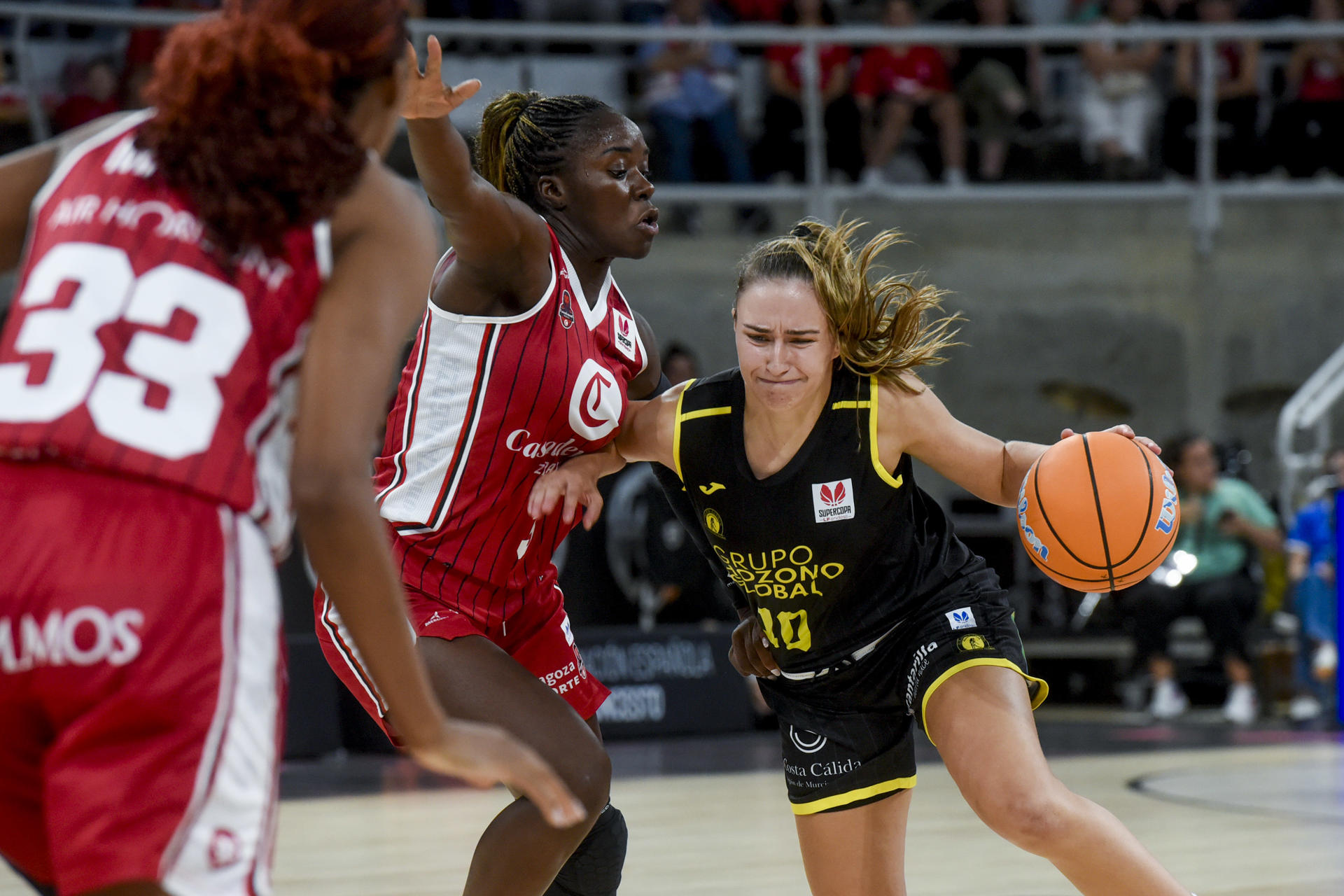 La base del Jairis Angela Mataix Guill (d) en acción este sábado, durante el partido de semifinal de la Supercopa de España, entre el Basket Zaragoza y el Hozono Global Jairis, en Huesca. EFE/ Javier Blasco
