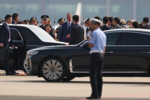 El presidente de Serbia, Aleksandar Vucic (c), llega al Aeropuerto Internacional de Pekín, China. EFE/Lintao Zhang