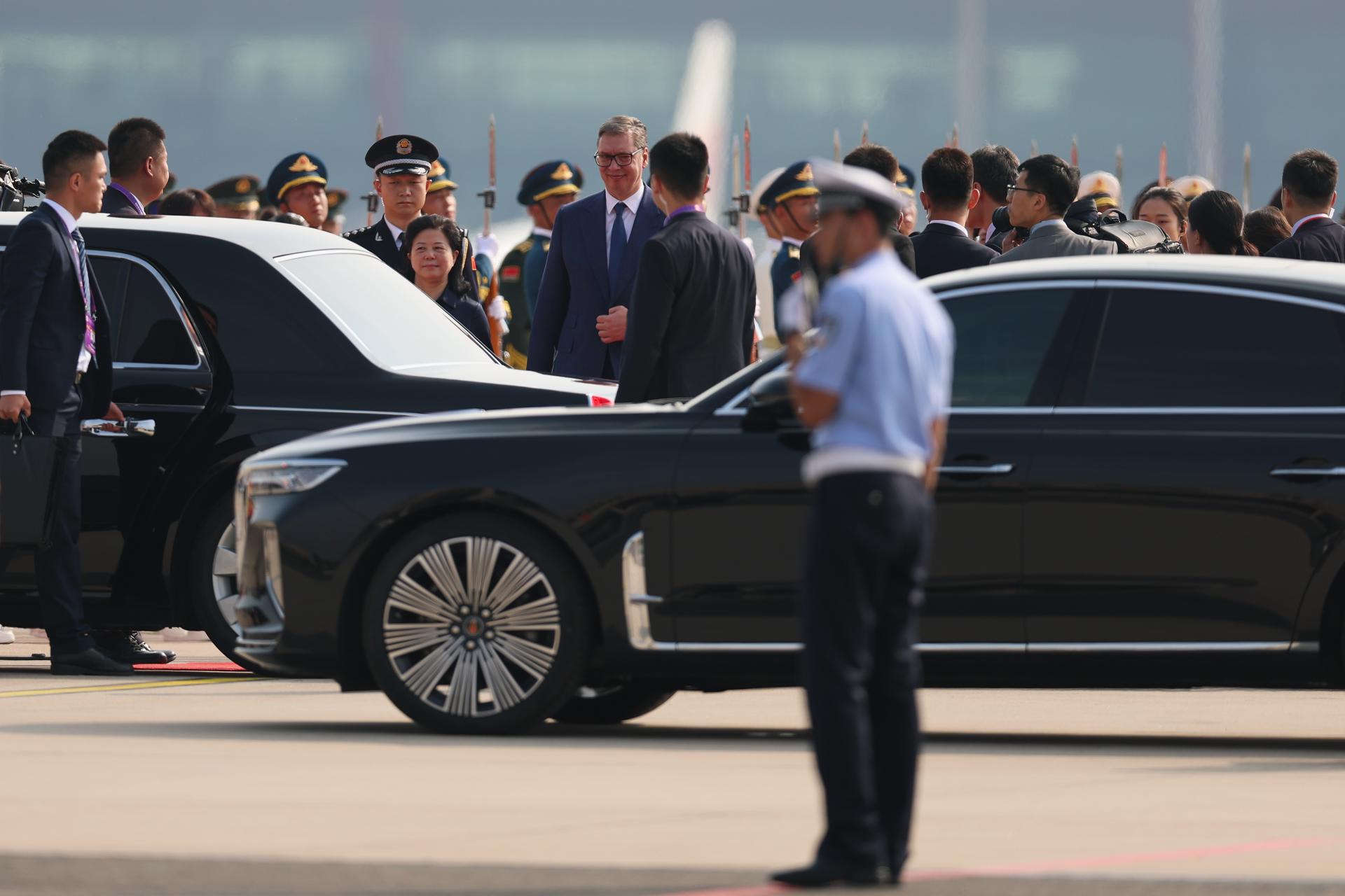 El presidente de Serbia, Aleksandar Vucic (c), llega al Aeropuerto Internacional de Pekín, China. EFE/Lintao Zhang