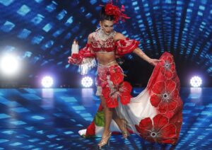 Valeria Palacio, la representante del Colombia en el certamen de belleza Miss International Queen, el mayor para mujeres transgénero, durante una gala el lunes en la ciudad tailandesa de Pattaya.
EFE/EPA/NARONG SANGNAK