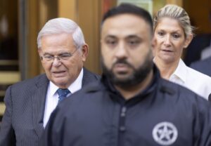 Fotografía de archivo del 27 de septiembre de 2023 que muestra al exsenador demócrata de los Estados Unidos, Bob Menendez (i), y su esposa, Nadine Arslanian Menéndez (d) en New York (EEUU). EFE/EPA/ Justin Lane/