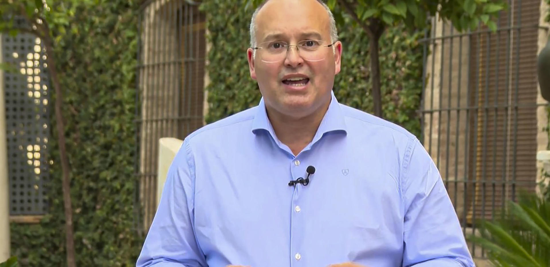 El secretario general del Partido Popular, Miguel Tellado, este sábado, ante las puertas de un restaurante en Murcia donde se reúnen los presidentes autonómicos del PP. EFE/PP