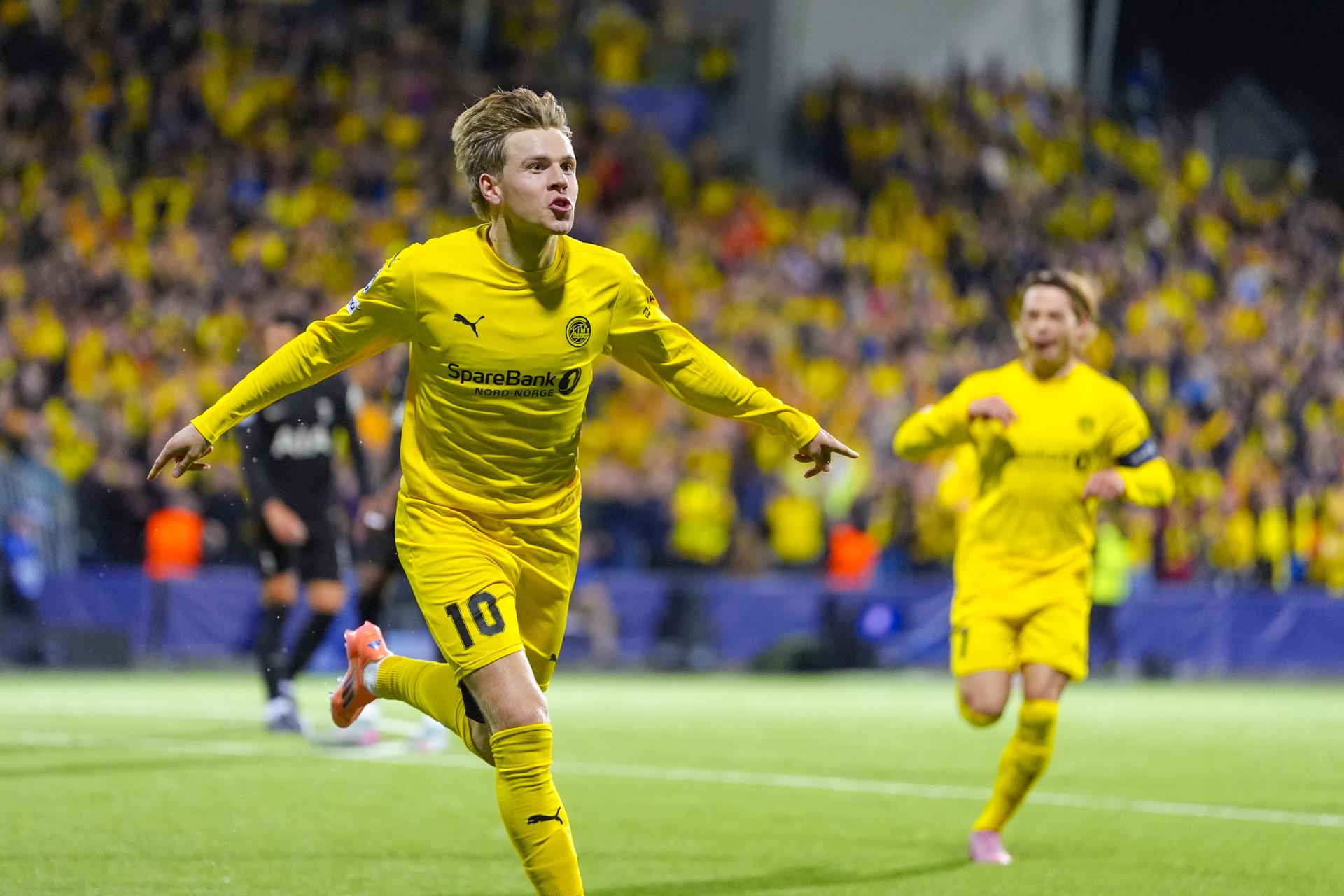 El jugador del Bodo/Glimt Jens Petter Hauge celebra un gol durante el partido de la UEFA Champions League que han jugado Bodo/Glimt y Tottenham Hotspur, en Bodo, Noruega. EFE/EPA/Lise Aserud