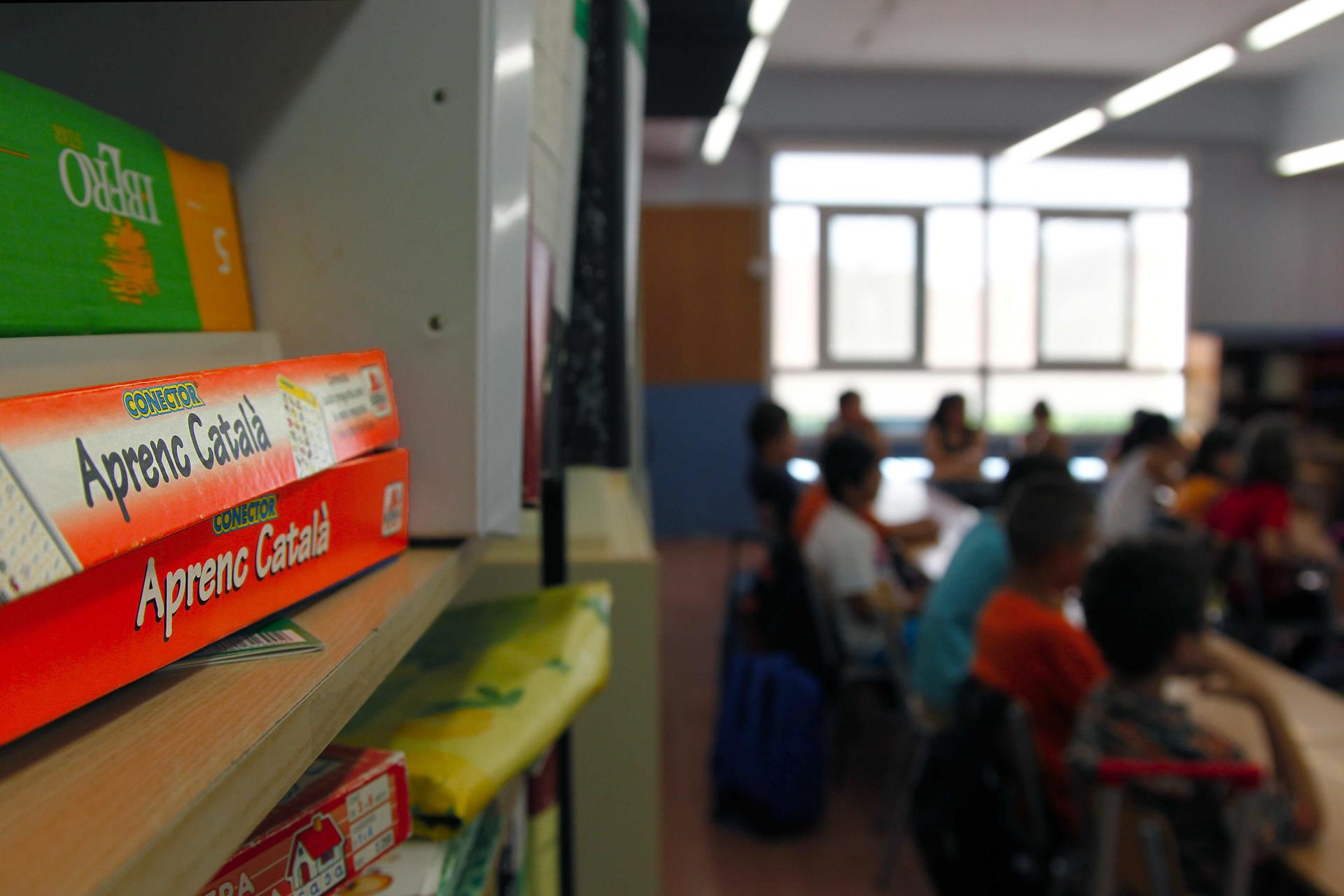 Imagen de archivo de carteles que la plataforma Somescola repartió en las escuelas de Cataluña en favor del modelo de inmersión lingüística. EFE/Marta Pérez