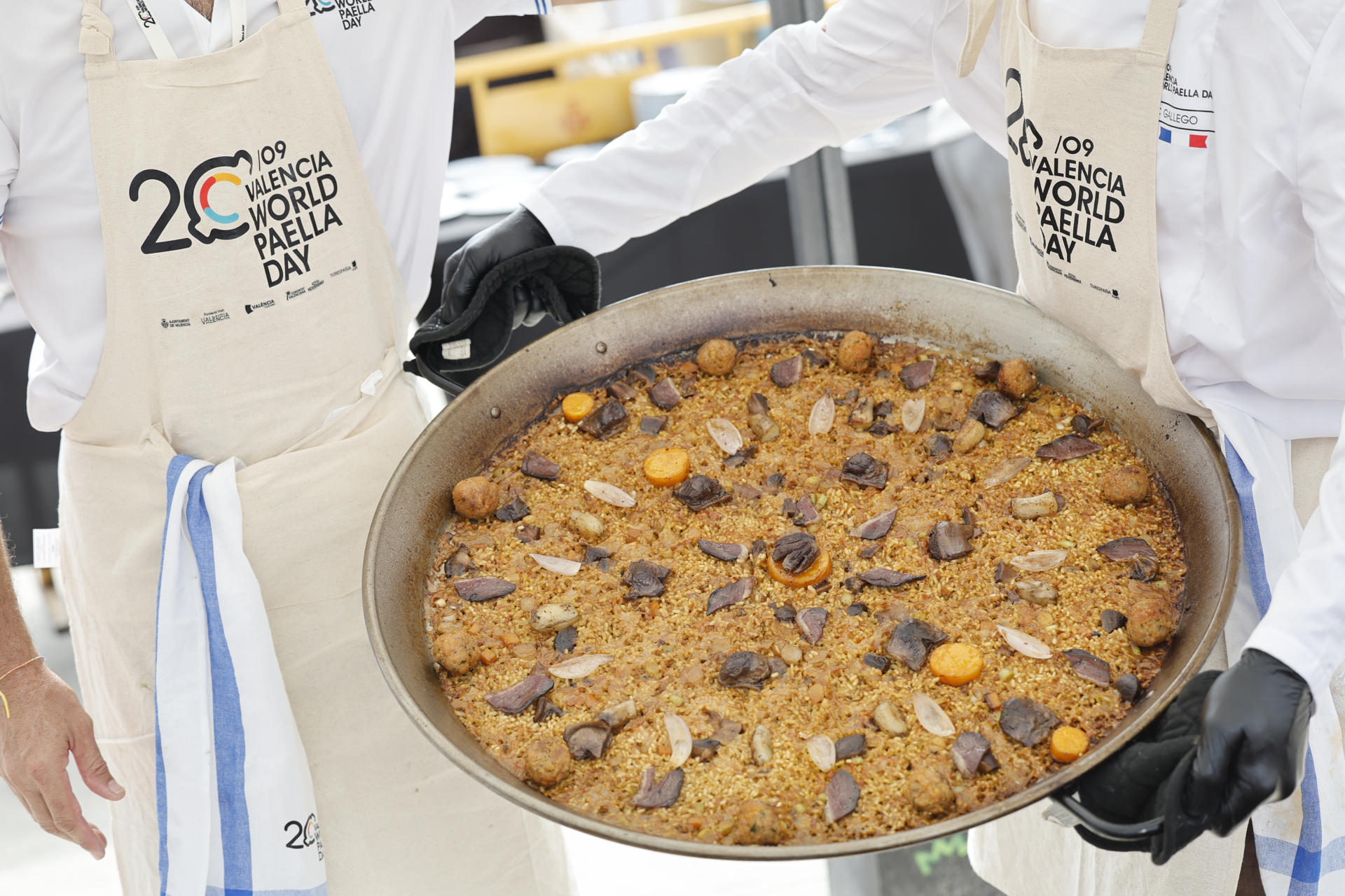 Una de las paellas que doce chefs internacionales maestros del arroz han cocinado en el World Paella Day (Día Mundial de la Paella) este sábado en Valencia. EFE/Ana Escobar