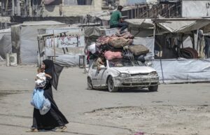Palestinos desplazados huyen tras un ataque aéreo israelí durante una operación militar en el este del barrio de Al Sheikh Redwan en la ciudad de Gaza, el 30 de agosto de 2025. EFE/MOHAMMED SABER