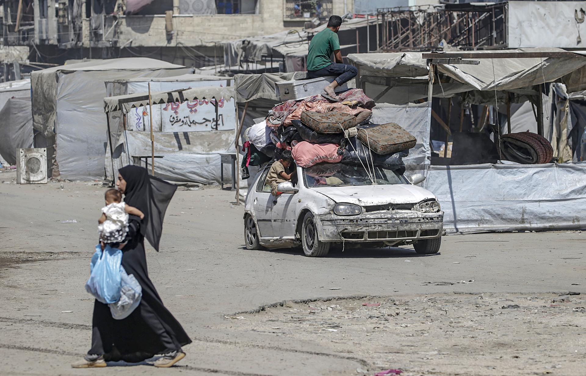 Palestinos desplazados huyen tras un ataque aéreo israelí durante una operación militar en el este del barrio de Al Sheikh Redwan en la ciudad de Gaza, el 30 de agosto de 2025. EFE/MOHAMMED SABER