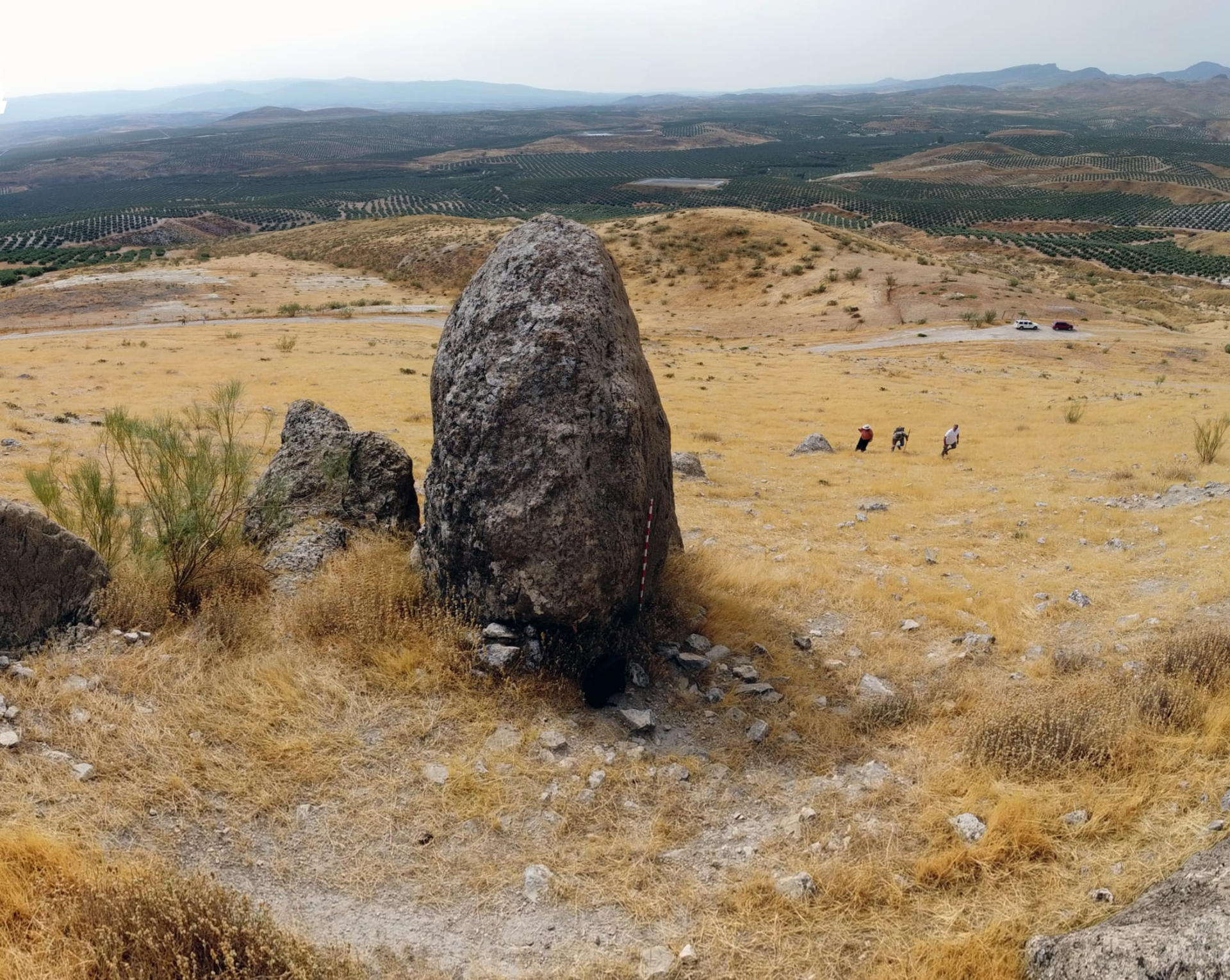 Se trata de una gran piedra vertical de 5,3 metros que tiene forma apuntada en su parte superior y que delante se apoya en dos piedras cilíndricas de tamaño más reducido. EFE/Instituto Universitario de Investigación en Arqueología Ibérica -SOLO USO EDITORIAL/SOLO DISPONIBLE PARA ILUSTRAR LA NOTICIA QUE ACOMPAÑA (CRÉDITO OBLIGATORIO)-