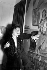 Imagen de archivo (2-12-1951).- El pintor Salvador Dalí muestra a su esposa Gala el cuadro "La gran Madonna de Port Lligat", una de las obras que se exhiben en la Galería Lefever de Londres. EFE/yv.