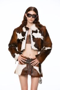 La estética pop, el brillo excesivo de los casinos estadounidenses y la estética 'cowboy' se mezclan en la nueva colección de Domingo Rodríguez Lázaro, director creativo de la firma 'Dominnico, que apuesta por la sensualidad y la libertad. EFE/Dominnico