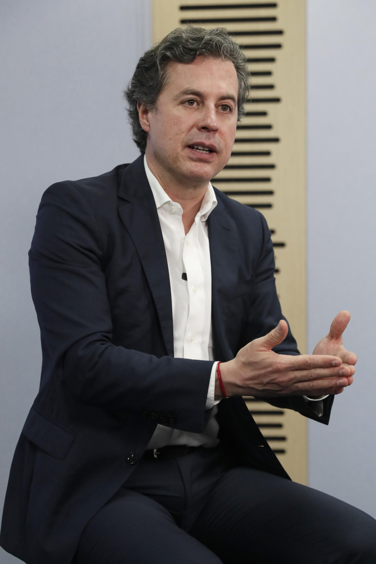 Fotografía del 27 de agosto de 2025 del precandidato a la Presidencia de Colombia Juan Manuel Galán hablando durante una entrevista, en Bogotá (Colombia). EFE/Carlos Ortega