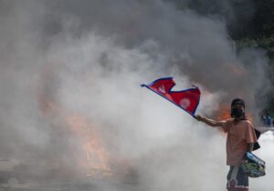 Fotografía de archivo, tomada el 09/09/2025, que muestra a un joven sosteniendo la bandera nacional de Nepal en medio de las protestas y distrubios desatados en el país. (Protestas) EFE/EPA/NARENDRA SHRESTHA