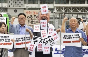 Un manifestante con una máscara del presidente de EE.UU., Donald Trum,p actúa mientras los manifestantes gritan consignas durante una protesta contra la política del presidente Trump hacia Corea del Sur, cerca de la Embajada de EE.UU. en Seúl, Corea del Sur. EFE/JEON HEON-KYUN
//////////
Seoul (Korea, Republic Of), 09/09/2025.- A protester wearing a mask of US President Donald Trump performs as protesters shout slogans during a rally against US President Trump's policy toward South Korea, near the US Embassy in Seoul, South Korea, 09 September 2025. South Korean workers of Hyundai Motor Group and LG Energy Solution were arrested on 04 Sepember due to a recent immigration crackdown by the Trump administration in Folkston, Georgia. (Protestas, Corea del Sur, Seúl) EFE/EPA/JEON HEON-KYUN