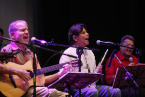 Fotografía del 30 de agosto de 2025 que muestra, de izquierda a derecha, a los integrantes del grupo Yolocamba I Ta ,Guillermo Cuéllar, Roberto Quezada y Manuel Gómez durante el concierto del 50 aniversario de la agrupación en Antiguo Cuscatlán (El Salvador). EFE/ Rodrigo Sura
