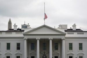 Las banderas ondean a media asta tras el fallecimiento de Charlie Kirk en Utah, en la Casa Blanca, Washington DC, EE.UU. EFE/WILL OLIVER