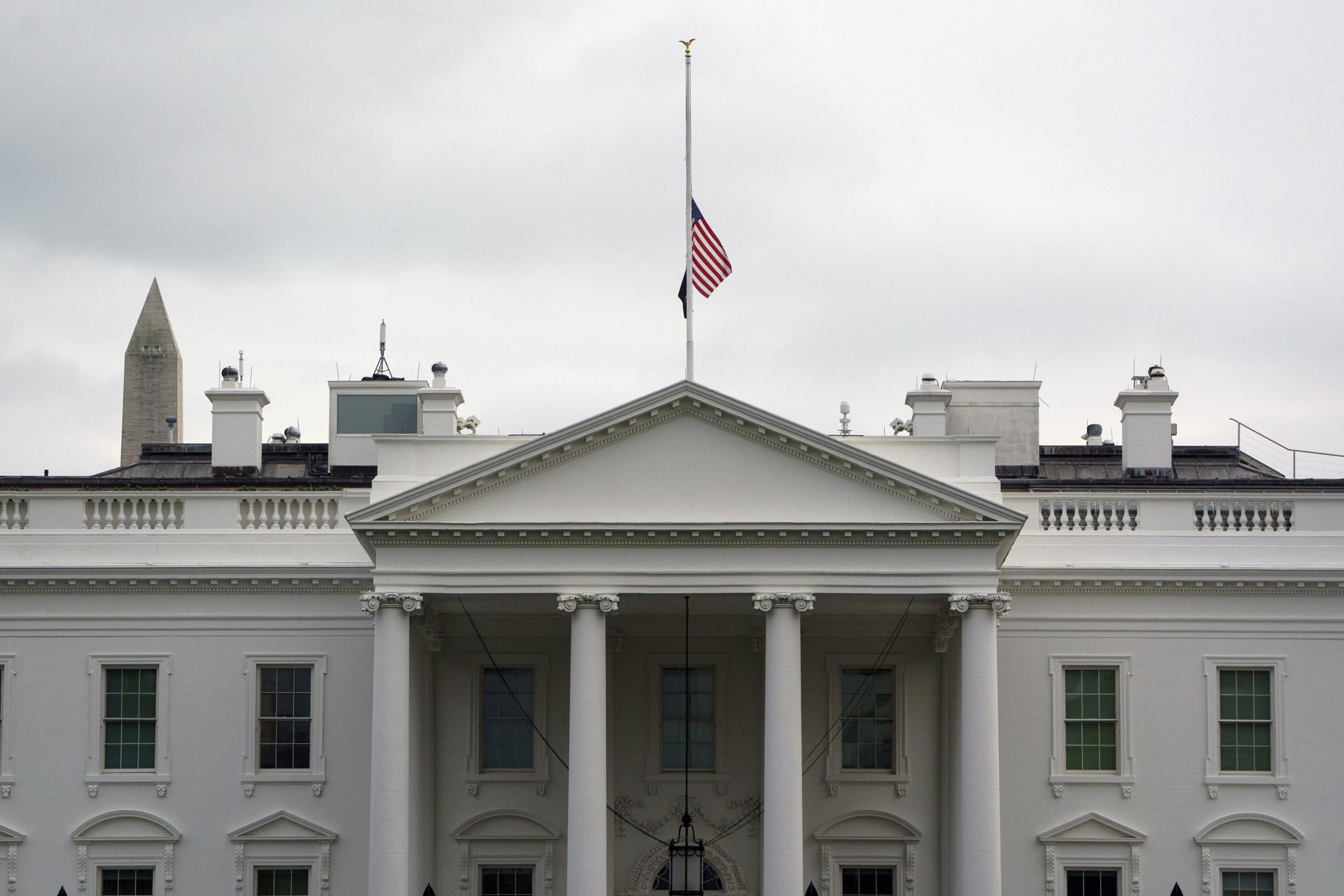 Las banderas ondean a media asta tras el fallecimiento de Charlie Kirk en Utah, en la Casa Blanca, Washington DC, EE.UU. EFE/WILL OLIVER