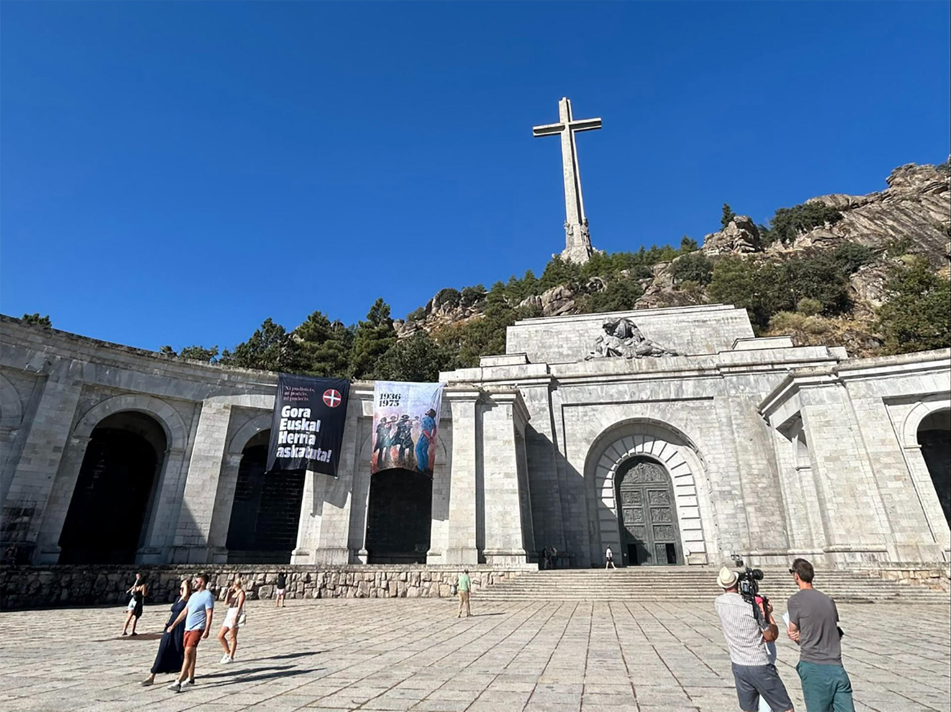 Activistas de Sortu han colgado dos pancartas en el exterior de la basílica del Valle de Cuelgamuros (antiguo Valle de los Caídos), en San Lorenzo de El Escorial (Madrid), con los mensajes 'Ni pudisteis, ni podéis, ni podréis' y 'Gora Euskadi Askatuta' (Viva Euskal Herria Libre). EFE/Sortu/X /SOLO USO EDITORIAL/SOLO DISPONIBLE PARA ILUSTRAR LA NOTICIA QUE ACOMPAÑA (CRÉDITO OBLIGATORIO)