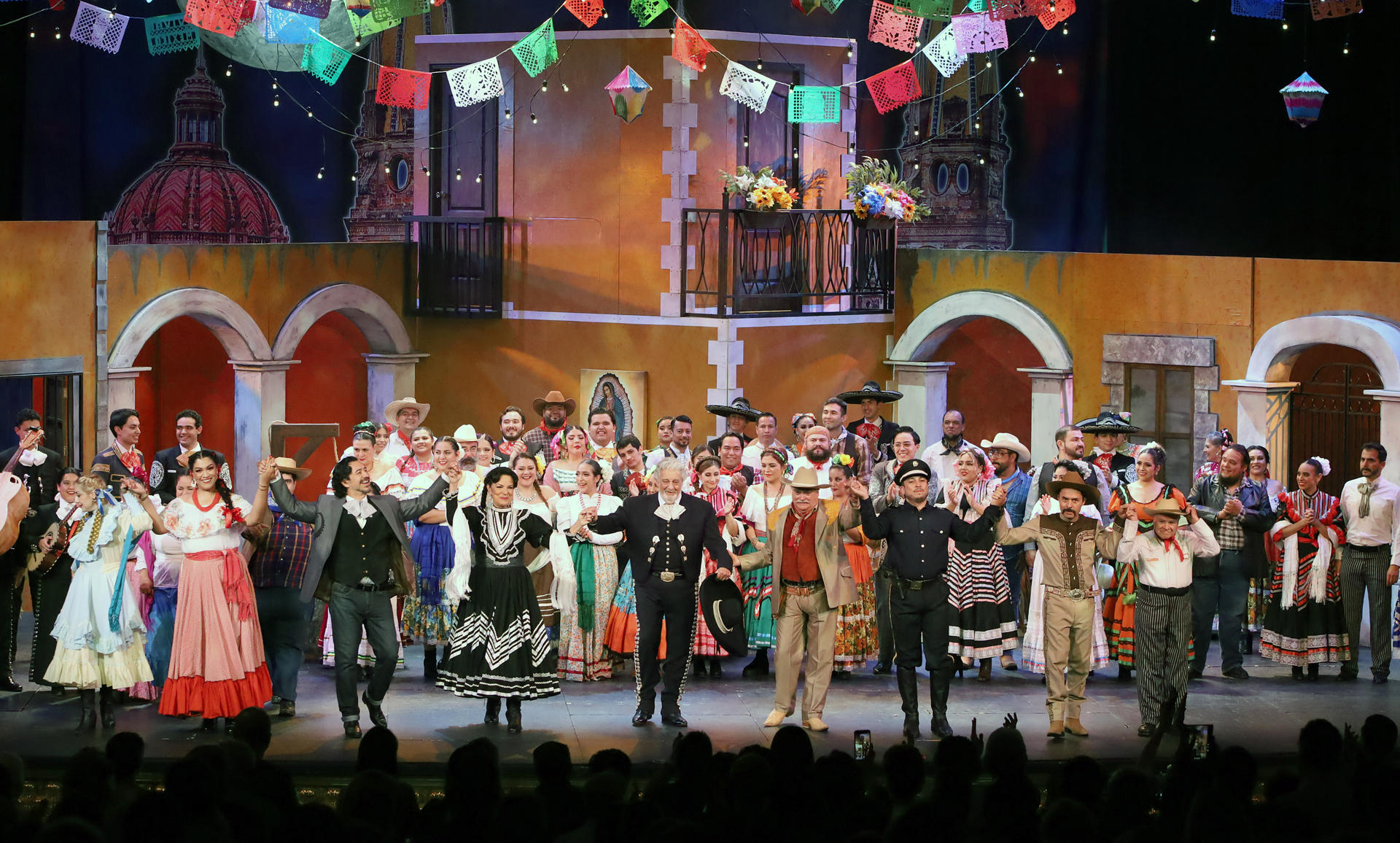 El tenor español Plácido Domingo (c) durante una presentación este domingo, en el Teatro Degollado en Guadalajara (México). EFE/ Francisco Guasco
