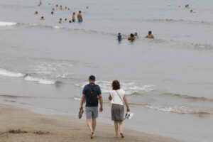 Tiempo nublado en la playa de las Arenas de Valencia este domingo. El otoño empezará este lunes con tormentas intensas en la península y un marcado desplome de las temperaturas, con valores entre 5 y 10 grados más fríos de lo normal para esta época, que aumentará la sensación de "tiempo desapacible", sobre todo en la mitad norte. Así lo ha anticipado la Agencia Estatal de Meteorología (Aemet) cara al estreno de la nueva estación. EFE/ Ana Escobar