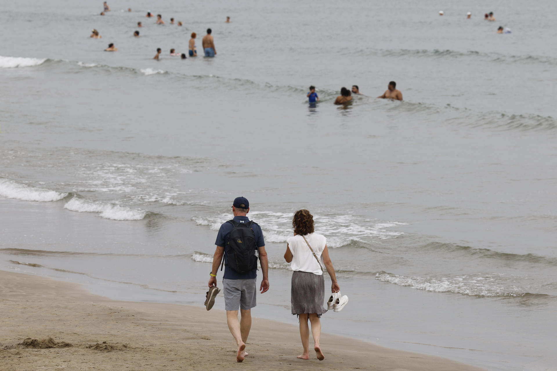 Tiempo nublado en la playa de las Arenas de Valencia este domingo. El otoño empezará este lunes con tormentas intensas en la península y un marcado desplome de las temperaturas, con valores entre 5 y 10 grados más fríos de lo normal para esta época, que aumentará la sensación de "tiempo desapacible", sobre todo en la mitad norte. Así lo ha anticipado la Agencia Estatal de Meteorología (Aemet) cara al estreno de la nueva estación. EFE/ Ana Escobar