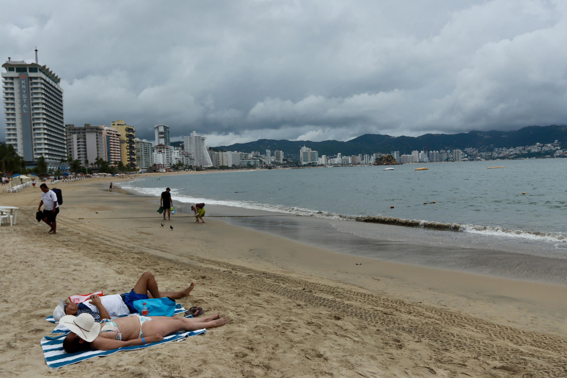 Turistas descansan este viernes, en una playa de Acapulco (México). EFE/David Guzmán
