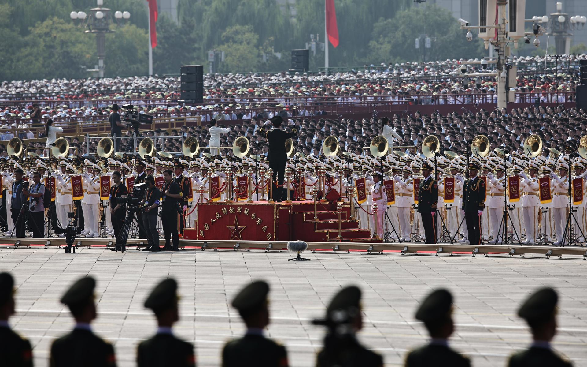 Una banda militar china actúa antes del desfile militar que Pekín celebra por el 80º aniversario del fin de la Segunda Guerra Mundial en el Pacífico en Pekín (China). EFE/EPA/ANDRES MARTINEZ CASARES