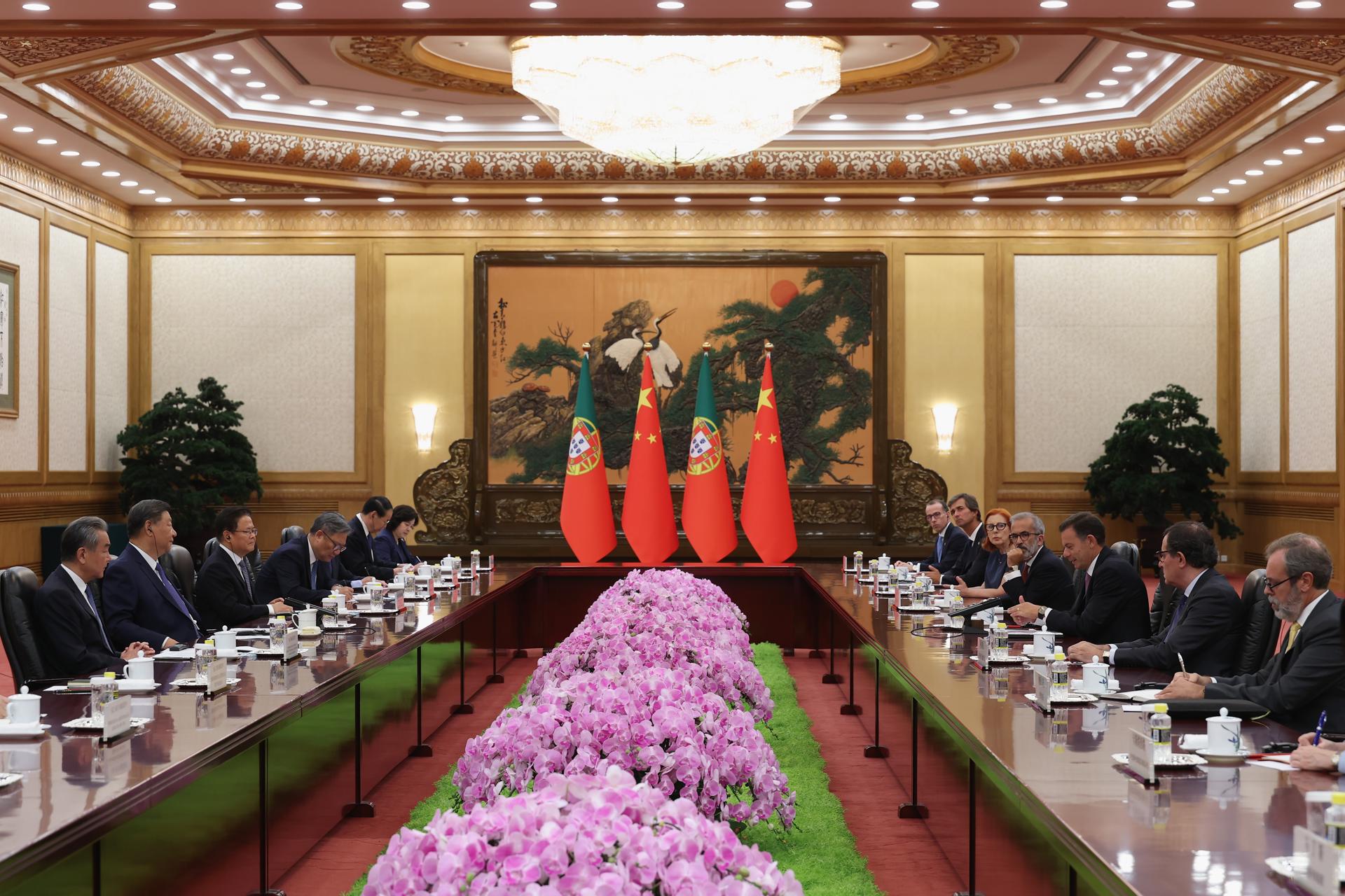 El presidente de China, Xi Jinping (2-Izq.) y el primer ministro de Portugal, Luis Montenegro (3-Der.), se reúnen en el Gran Salón del Pueblo en Pekín, el 9 de septiembre de 2025. EFE/EPA/Lintao Zhang / POOL