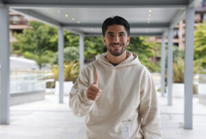 El centrocampista Carlos Soler, a su llegada este lunes a San Sebastián para fichar por la Real Sociedad. EFE/Juan Herrero.