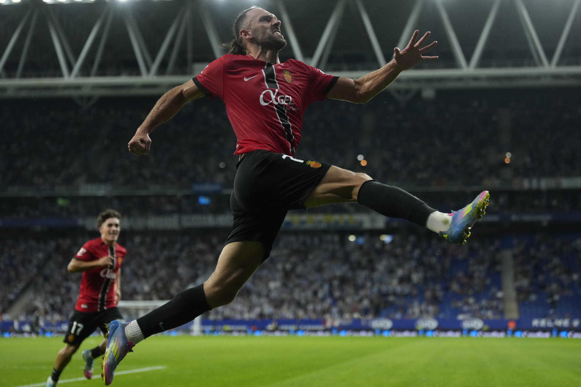 El delantero Kosovar del Mallorca Vedat Muriqi celebra su segundo gol durante el partido de la cuarta jornada de LaLiga de fútbol que RCD Espanyol y RCD Mallorca disputan este lunes en el RCDE Stadium, en Cornellá. EFE/Enric Fontcuberta

