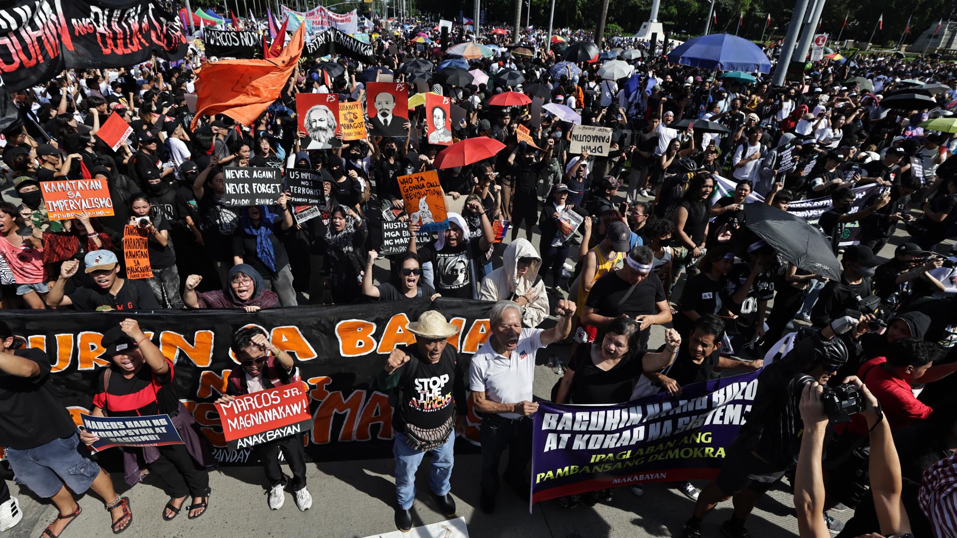 Miles de personas se manifiestan en Manila en contra de la corrupción.
EFE/EPA/FRANCIS R. MALASIG