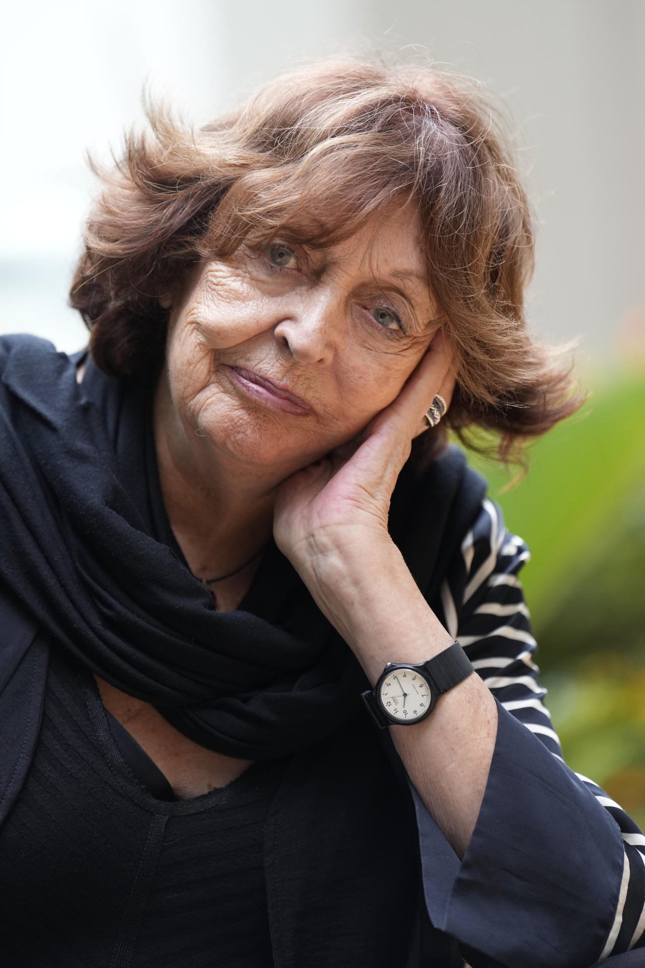 Diez años han transcurrido desde que Cristina Fernández Cubas publicara 'La habitación de Nona'. La escritora, que nunca se marca pautas temporales y a quien esta década le ha pasado "volando", regresa ahora con los nuevos relatos de 'Lo que no se ve', seis historias con un "hilo misterioso" que las une. EFE/Alejandro García
