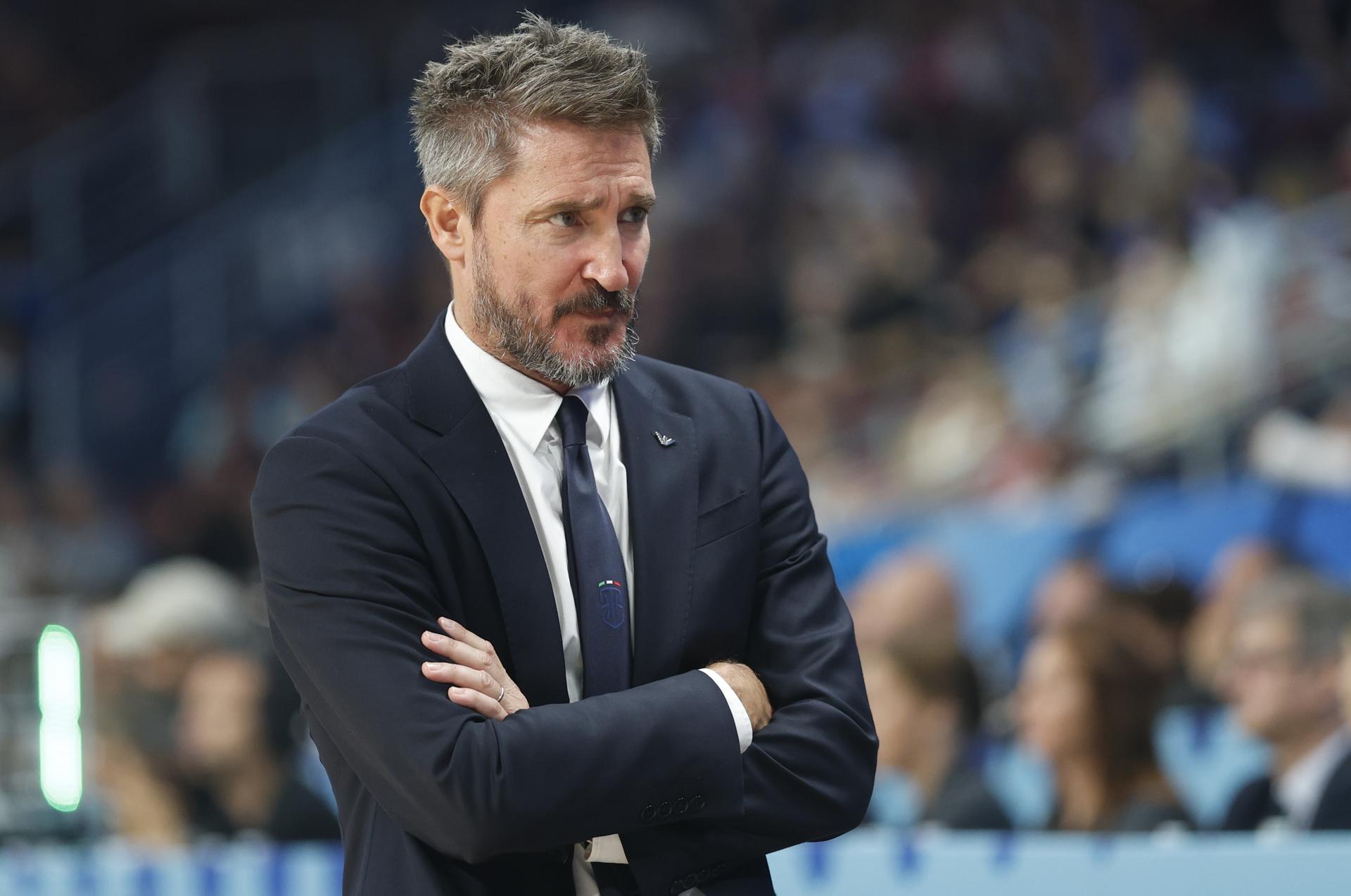 Gianmarco Pozzecco, seleccionador italiano, anunció este domingo en rueda de prensa su marcha del equipo nacional tras la derrota por 77-84 ante la Eslovenia de Luka Doncic en el Eurobasket, y dijo que esta etapa ha sido el mejor momento de su vida. EFE/EPA/TOMS KALNINS