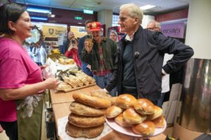 El primer ministro noruego, Jonas Gahr Store, hace campaña en un mercado en Stavanger. EFE/EPA/Javad Parsa NORWAY OUT