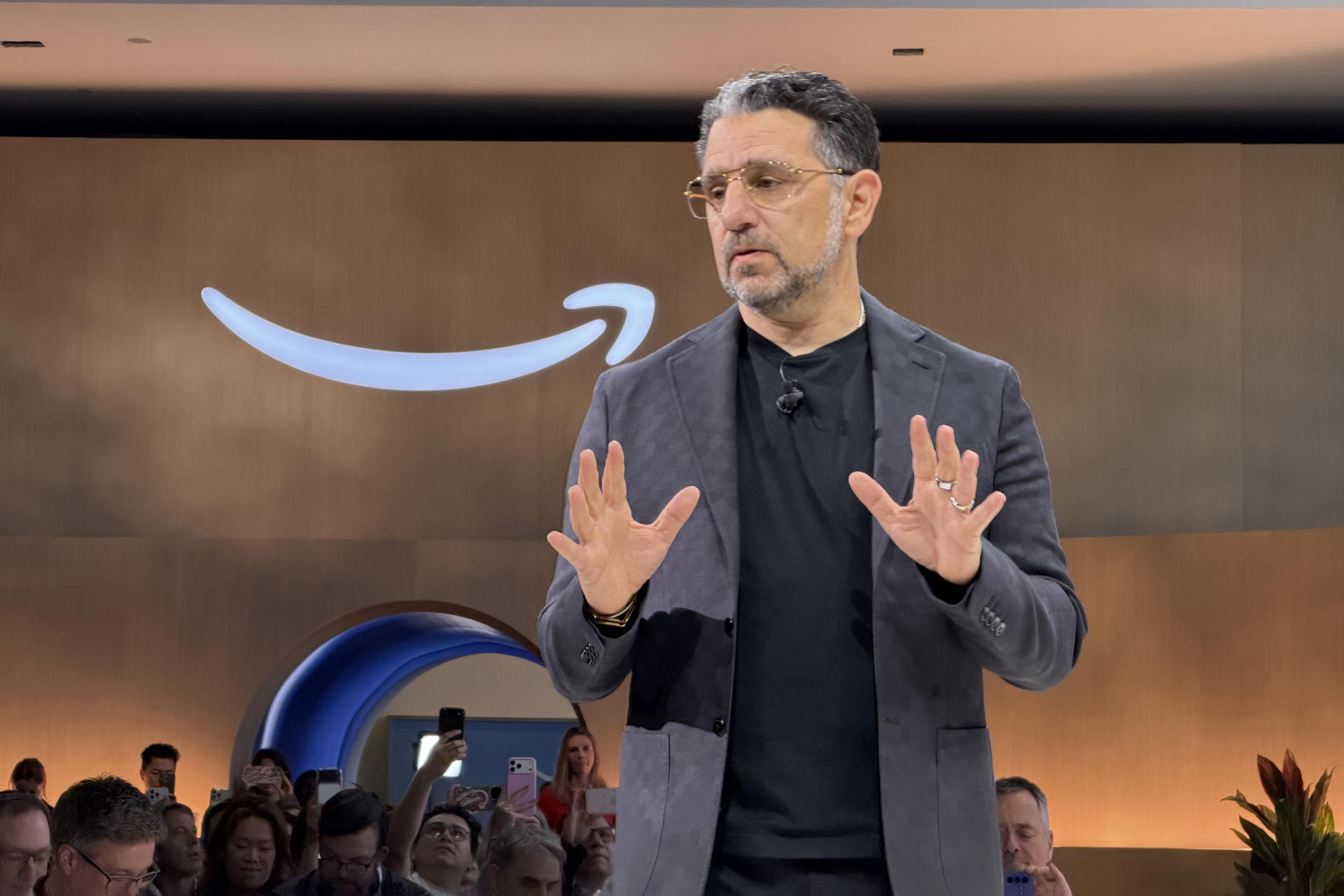 El vicepresidente de Amazon, Panos Panay, habla durante la presentación de los nuevos Kindle Scribe este martes, en Nueva York (Estados Unidos). EFE/Sarah Yáñez-Richards

