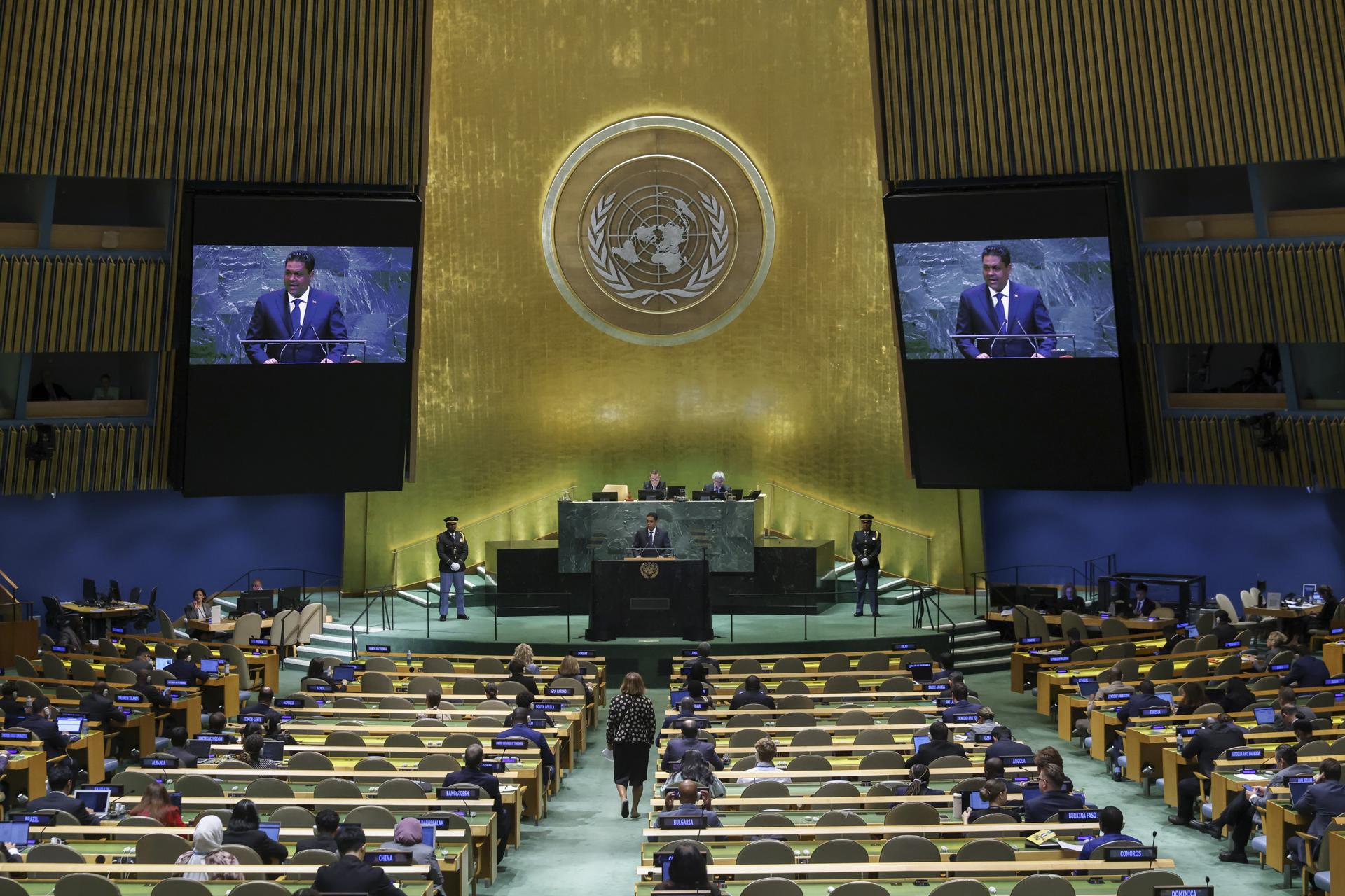 El presidente del Consejo Presidencial de Transición de Haití, Laurent Saint-Cyr (c), al intervenir en la 80 Asamblea General de las Naciones Unidas, este jueves 25 de septiembre, en la sede de la ONU, en Nueva York (NY, EE.UU.). EFE/Sarah Yenesel

