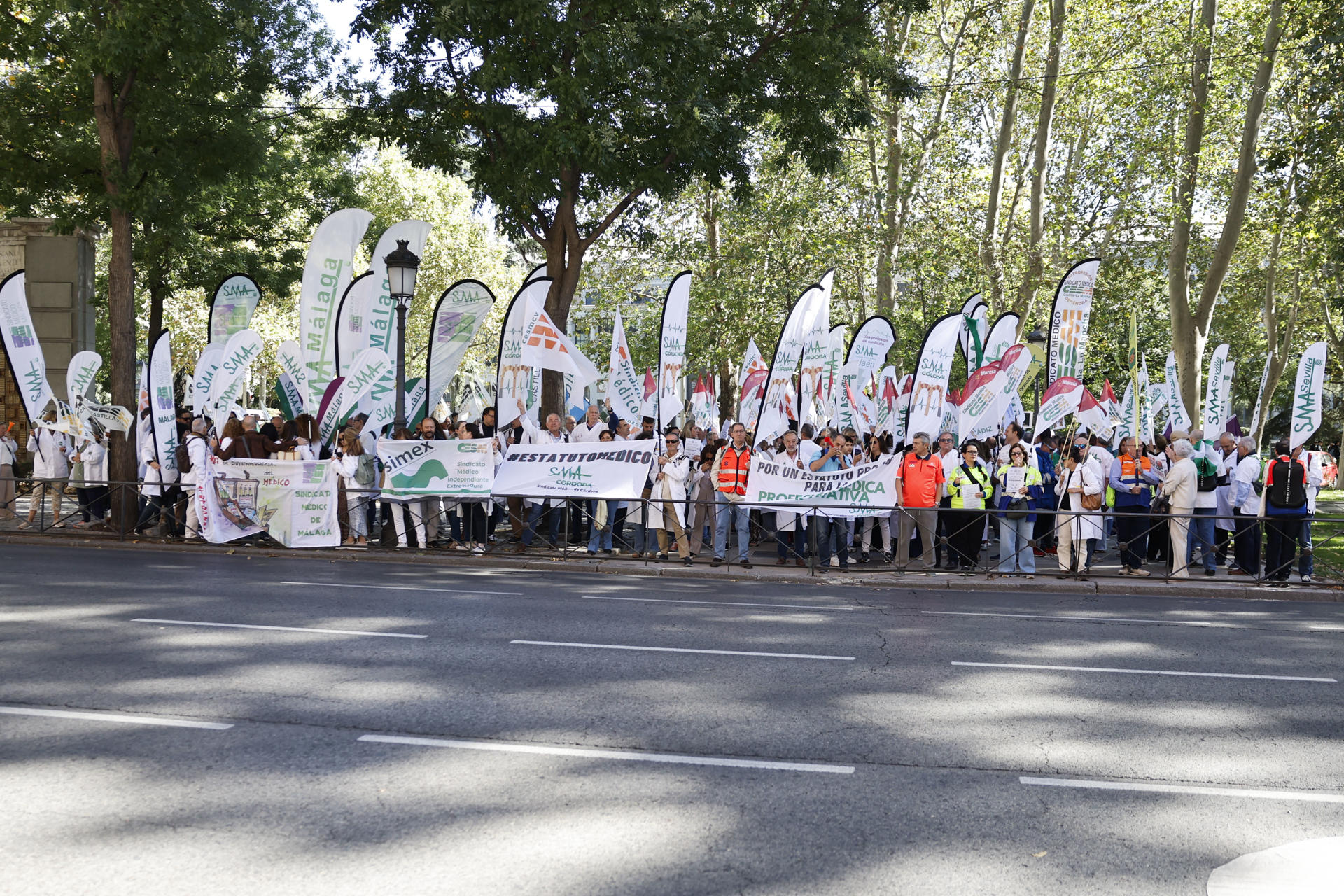 Concentración frente al Ministerio de Sanidad, promovida por los sindicatos médicos CESM y SMA para rechazar el borrador de Estatuto Marco y reclamar una normativa propia, y que es una movilización previa a la huelga convocada el 3 de octubre, este martes en Madrid. EFE/ Sergio Pérez
