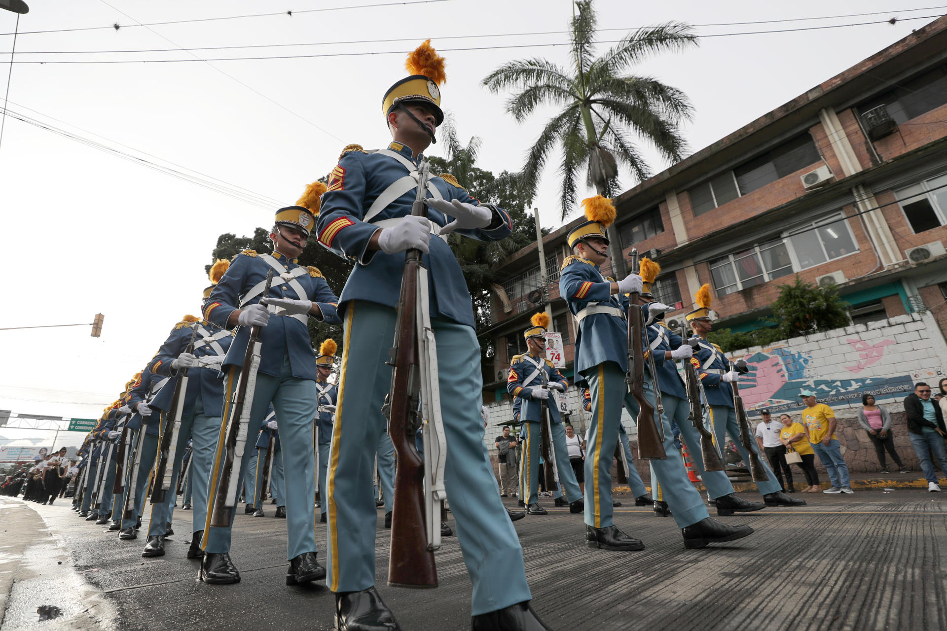 Cadetes del Ejército participan en un desfile este lunes, en Tegucigalpa (Honduras). EFE/ Gustavo Amador
