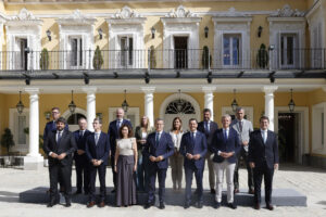Imagen de archivo del líder del PP, Alberto Núñez Feijóo (c), con los presidentes autonómicos de su partido antes de mantener una reunión. EFE/J.P. Gandul