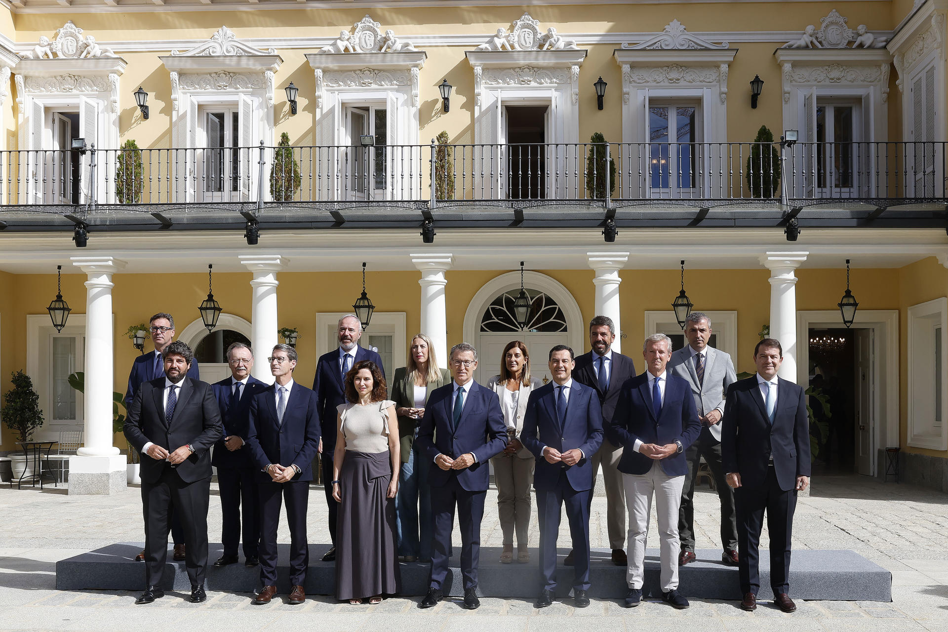 Imagen de archivo del líder del PP, Alberto Núñez Feijóo (c), con los presidentes autonómicos de su partido antes de mantener una reunión. EFE/J.P. Gandul
