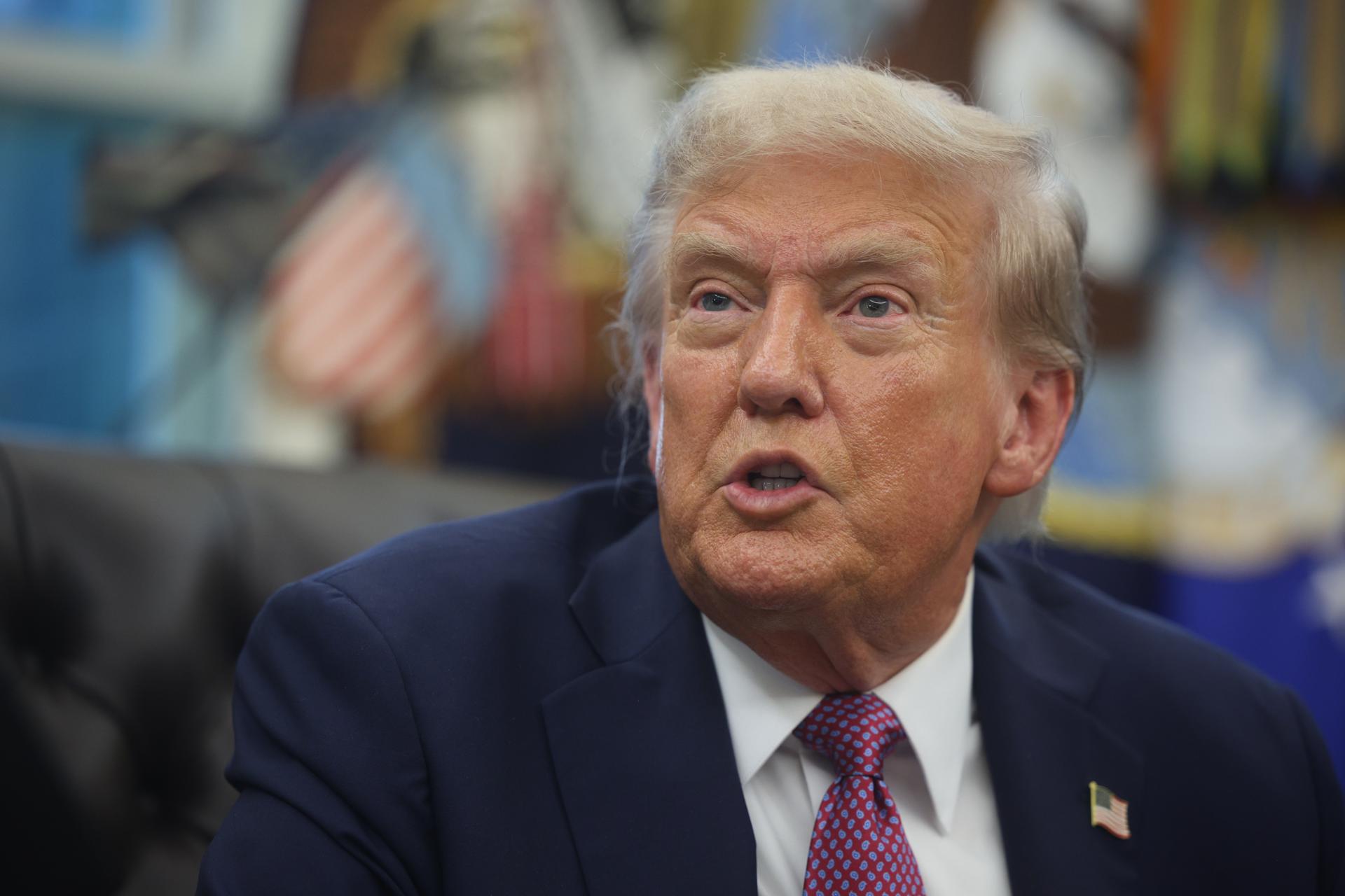 El presidente de EE.UU., Donald Trump, habla con los medios durante una conferencia de prensa en la Oficina Oval de la Casa Blanca en Washington, DC, EE. UU., el 5 de septiembre de 2025. EFE/EPA/FRANCIS CHUNG / / POOL