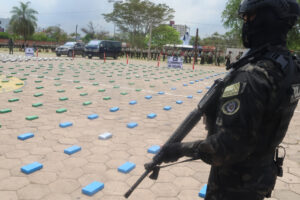 Un integrante de la Policía de Bolivia custodia droga incautada, este lunes en Santa Cruz (Bolivia). EFE/ Juan Carlos Torrejón