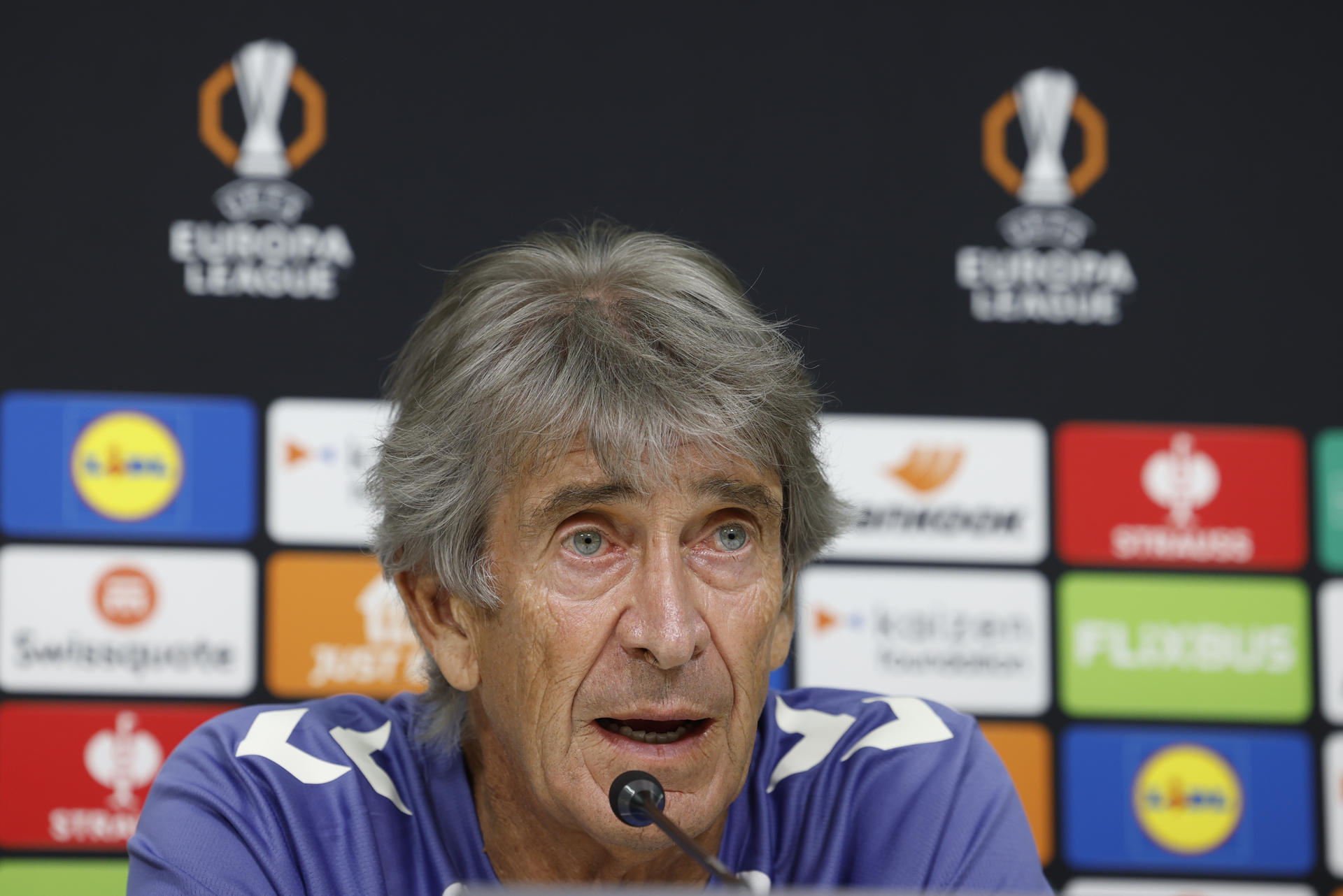 El entrenador del Betis, el chileno Manuel Pellegrini, se ha mostrado "muy ilusionado por volver a la Europa League",  torneo en el que "las anteriores veces" que participó, fue eliminado "por el campeón (el Eintracht de Fráncfort) y por el Manchester United". EFE/ Julio Muñoz
